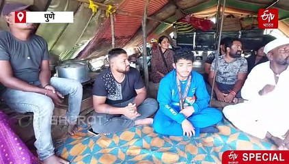 प्रेरणादायी...! नंदी बैल फिरवणाऱ्याच्या मुलाची 'सुवर्ण' कामगिरी; झोपडीतून गाठलं यशाचं शिखर