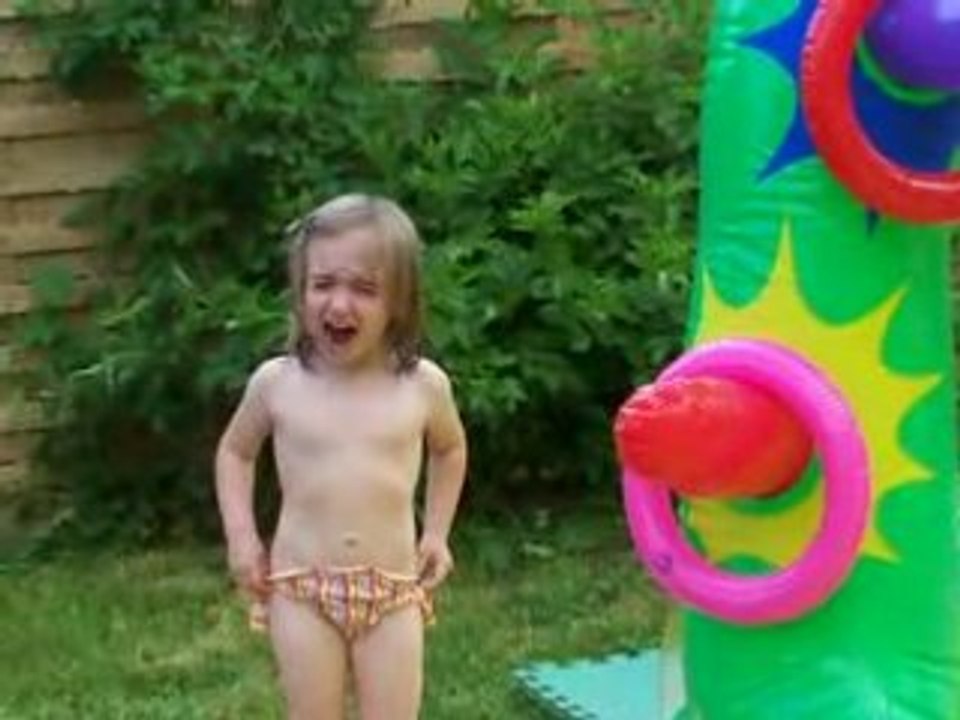 Marion ne veut pas garder son maillot de bain a la piscine