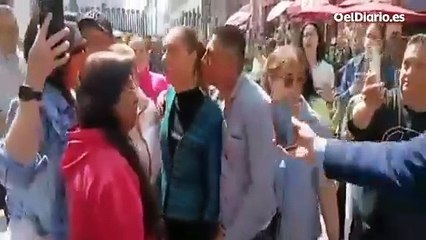 Sheinbaum es acosada por un hombre durante un recorrido a pie en Ciudad de México