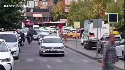 İnekler şehre indi, trafikte ilginç görüntüler oluştu