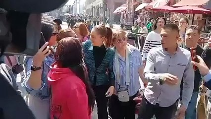 Toquetean y besuquean a Claudia Sheinbaum en plena vía pública; apresan individuo