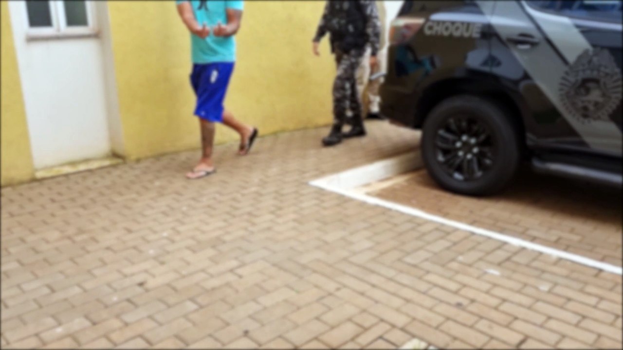 Cadela farejadora acha 500 pedras de crack e jovens vão parar na delegacia