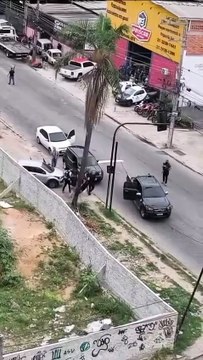 Vídeo mostra supostos milicianos baleados sendo levados por policiais após confronto