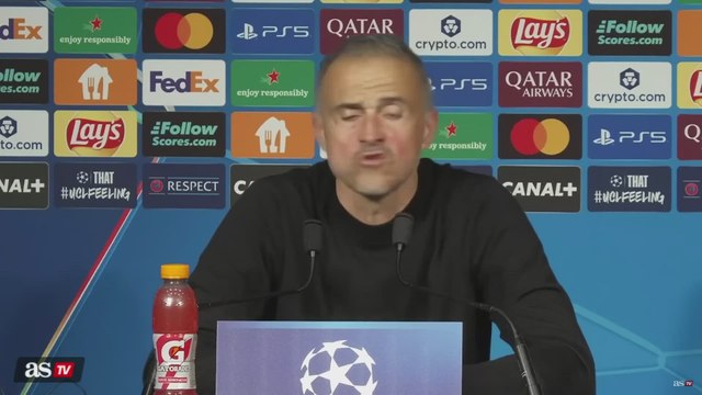 Luis Enrique se rinde al final de la rueda de prensa y empieza a hablar en español