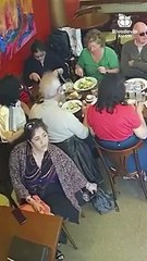Cara de pau: Mulher é flagrada furtando bolsa sorrateiramente em restaurante
