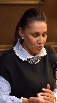 Lydia était plume rose, cordon doré dans la secte de Raël — le plus haut grade pour une femme. Derrière ce titre : une emprise totale et une soumission présentée comme un honneur spirituel. Retrouver ce podcast sur toutes les plateformes d’écoute.