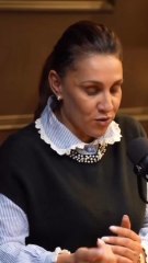 Lydia était plume rose, cordon doré dans la secte de Raël — le plus haut grade pour une femme. Derrière ce titre : une emprise totale et une soumission présentée comme un honneur spirituel. Retrouver ce podcast sur toutes les plateformes d’écoute.