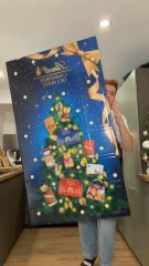 Calendrier LINDT XXL 😱🎄 1m60 de chocolat 🥳🎉✨ À l’intérieur, des formats XXL : des paquets de Lindor, Nuxor, des coffrets Création, Champs-Élysées, et bien sûr les oursons en chocolat 🧸😍