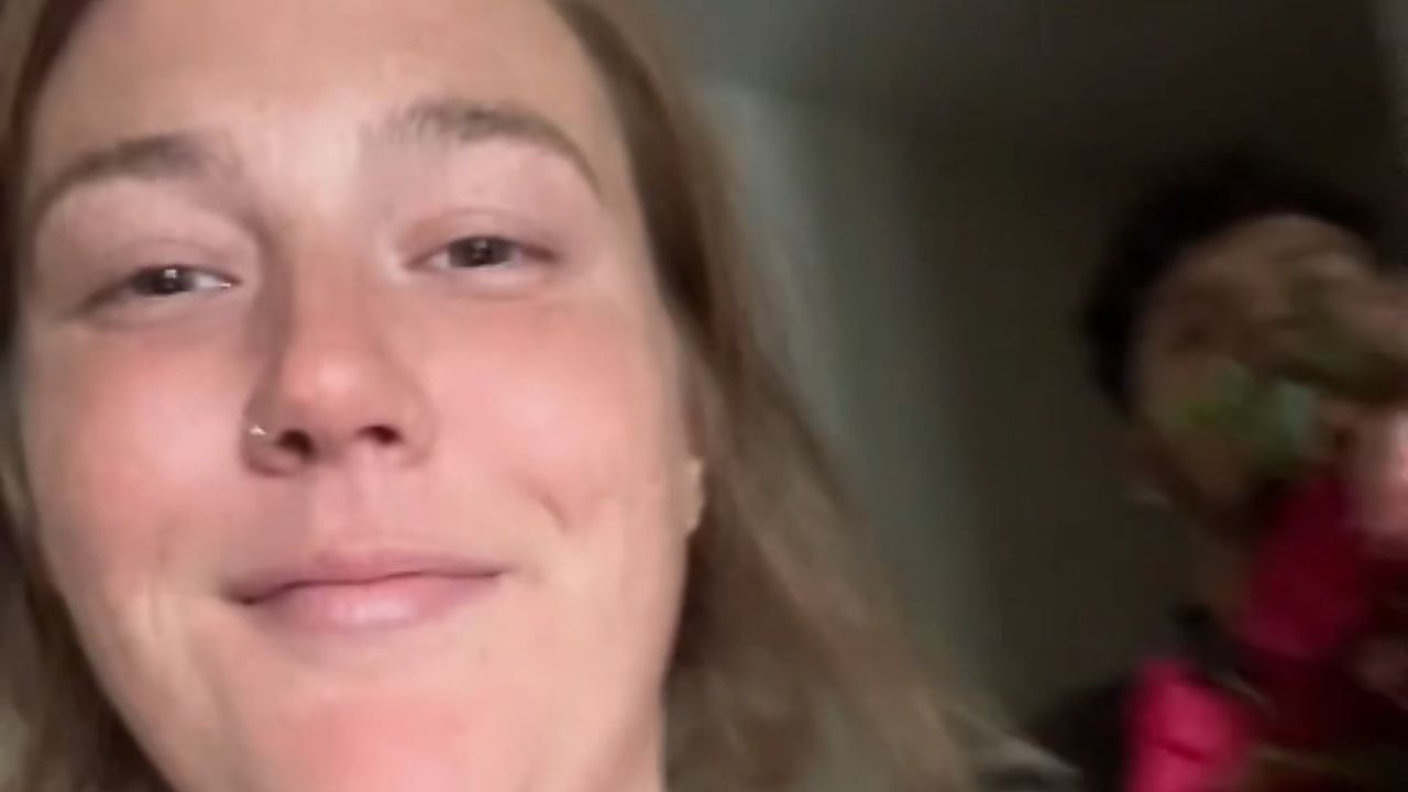 Woman bursts into tears as her daughter and her boyfriend bring roses