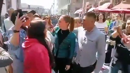 Lors d'un bain de foule, un homme touche les seins et tente d'embrasser la Présidente du Mexique Claudia Sheinbaum, en pleine rue à Mexico, avant d'être interpellé