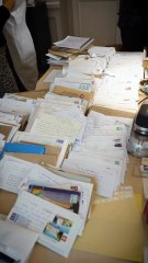 Regardez en vidéo les milliers de lettres de soutien reçues par Nicolas Sarkozy à la prison de la Santé : Il reçoit plusieurs cartons par semaine explique une source pénitentiaire