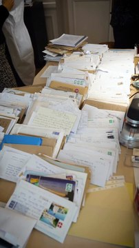 Regardez en vidéo les milliers de lettres de soutien reçues par Nicolas Sarkozy à la prison de la Santé : Il reçoit plusieurs cartons par semaine explique une source pénitentiaire