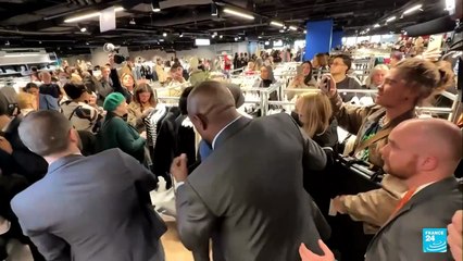 Shein abre tienda en París en medio de polémica por venta de muñecos sexuales en la plataforma