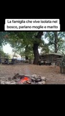 La famiglia che vive isolata nel bosco, parlano moglie e marito