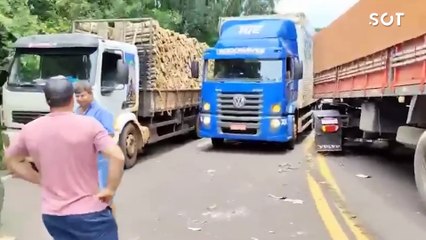 Caminhão e carreta colidem em curva da PR-471; ninguém ficou ferido