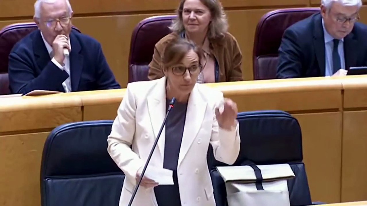 Pillan al senador Javier Arenas fumando un váper en el Senado
