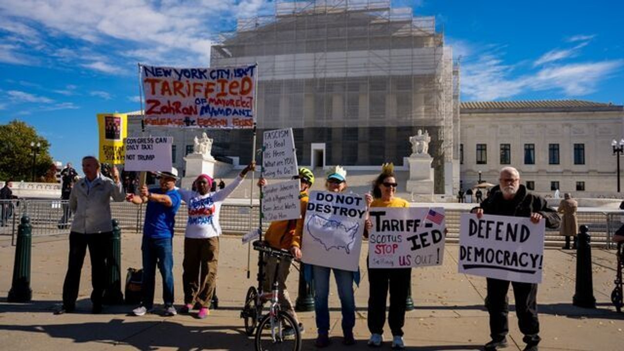 Arguments Over Trump Tariffs Hit Supreme Court
