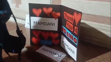 Bologna, il sit in in piazza del Nettuno per l'elezione di Zohran Mamdani a sindaco di New York: «È la speranza»