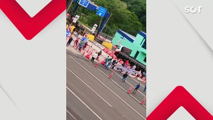 Produtores de leite bloqueiam pedágio na BR-277 e pedem preço justo em Laranjeiras do Sul