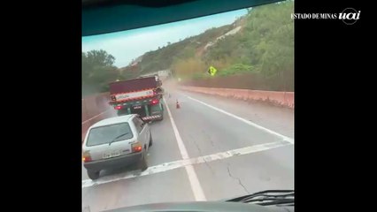 Caminhão com cimento tomba e atinge carros na BR-381, em Brumadinho