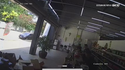 Homem anuncia assalto, atira em funcionário de loja e foge sem levar nada