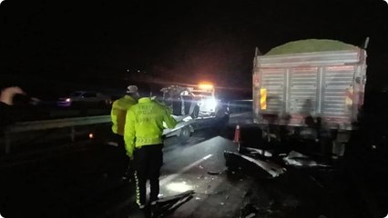 Gaziantep'te otomobil kamyona çarptı: 3 ölü