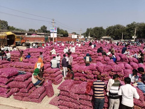 प्याज मंडी में प्याज की जबरदस्त आवक हुई