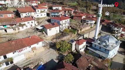 Sındırgı'da ağır hasarlı yapıların yıkımı sürüyor