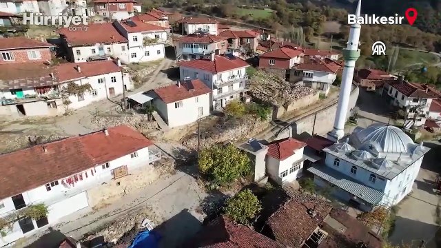 Sındırgı'da ağır hasarlı yapıların yıkımı sürüyor