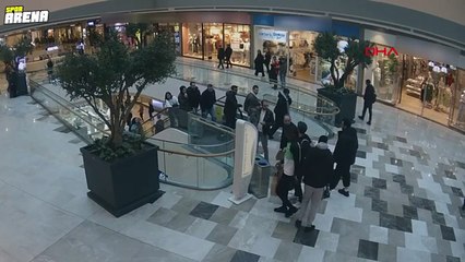 Şoke eden olayın görüntüleri ortaya çıktı! AVM’de Papy Djilobodji’ye silah çekip şemsiye fırlattı