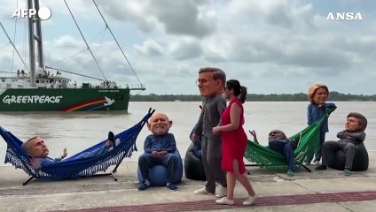 Cop30, attivisti con maschere giganti dei leader mondiali protestano in Brasile