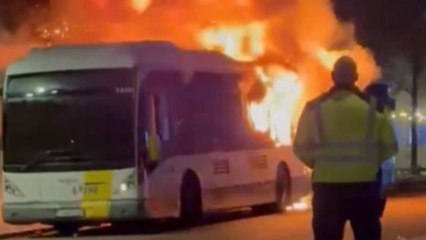 Un ultra del Barça incendia un autobús de aficionados al encender una bengala dentro