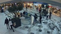 Görüntüler İstanbul'da bir AVM'den! Ünlü futbolcuya silah çektiler