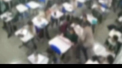 Professor é filmado dando série de tapas em aluno em sala de aula