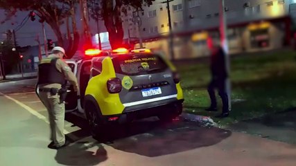 Após bater carro e recusar o teste do bafômetro, motorista é conduzido pela PM à Delegacia