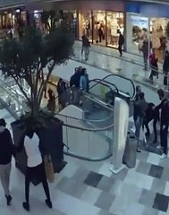 İstanbul'da AVM'de korku dolu anlar... Ünlü futbolcuya silah çekti, şemsiye fırlattı!