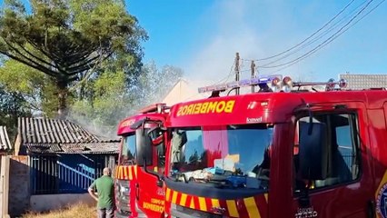 Casa pega fogo no Bairro Brasília e Corpo de Bombeiros é acionado