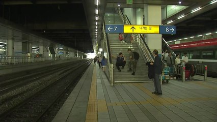 화물열차 궤도 이탈...경의중앙선 하행 열차 용산역 무정차 통과 / YTN