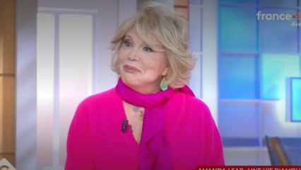 Amanda Lear jure ne pas avoir eu beaucoup d’amours, Anne-Élisabeth Lemoine s’étrangle : “Vous plaisantez ? C’est hallucinant !”