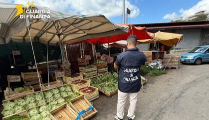 Palermo, mercato ortofrutticolo abusivo alla Zisa: sequestrate 6,5 tonnellate di merce, 11 lavoratori in nero (06.11.25)
