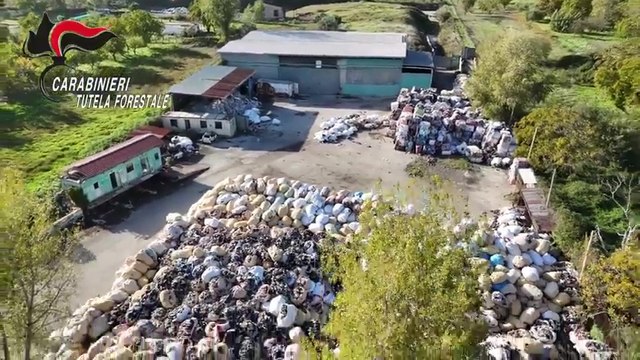 Somma Vesuviana, ex cava trasformata in discarica di indumenti usati (06.11.25)