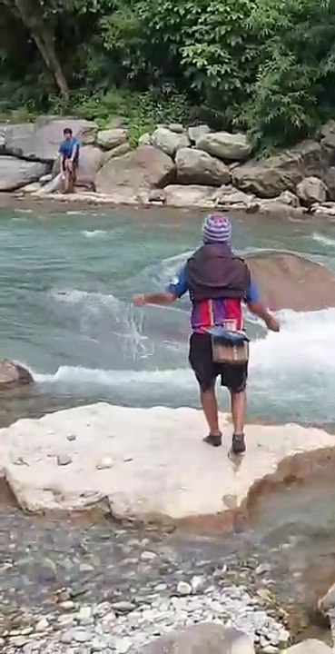 cast net fishing in Nepal | himalayan trout fishing with handmade cast net |
