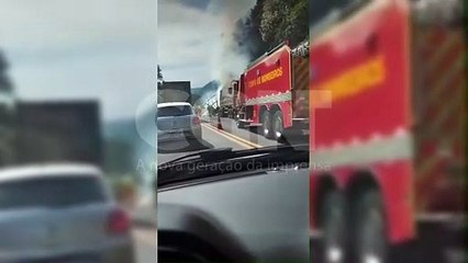 Caminhão pega fogo na BR-277 e causa bloqueio na Serra da Esperança