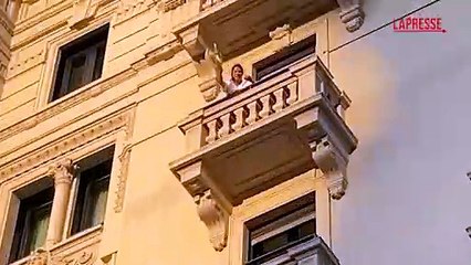 Protesta Animal Equality, a Milano lancio di oggetti dal balcone contro attivisti