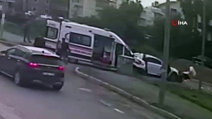 Otomobille çarpışan motokuryenin ağır yaralandığı kaza güvenlik kamerasına yansıdı