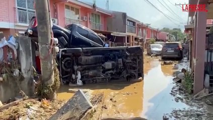 Filippine, veicoli ribaltati e strade piene di fango dopo il tifone Kalmaegi