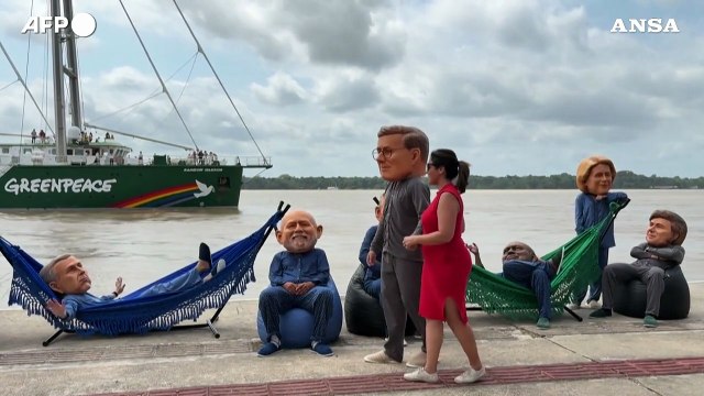 Al via Cop30 in Brasile, la protesta degli attivisti con le maschere giganti dei leader mondiali