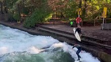🤙 Une scène insolite au cœur de Munich : un surfeur maîtrise la puissante vague de l’Eisbach