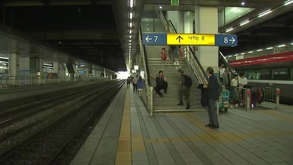 화물열차 궤도 이탈...경의중앙선 하행 열차 용산역 무정차 통과 / YTN