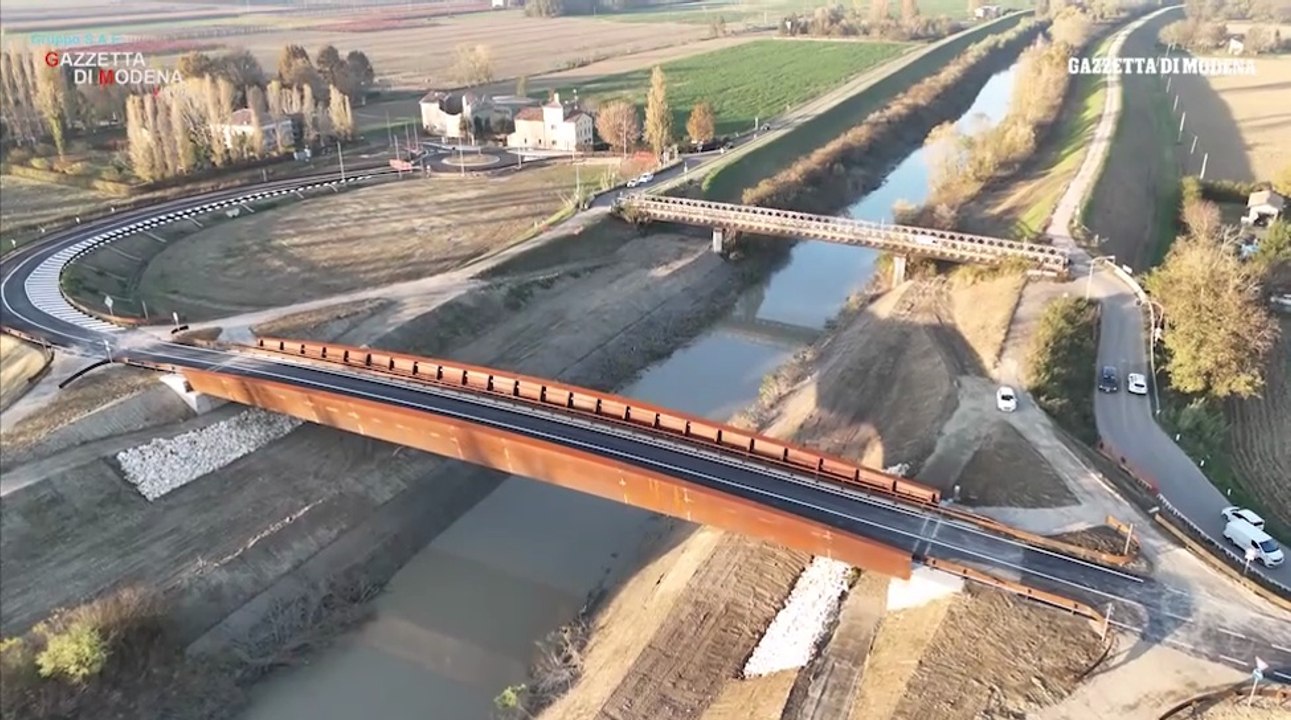 Apre il nuovo ponte dell'Uccellino sul fiume Secchia: una Fiat topolino d'epoca la prima auto a percorrerlo